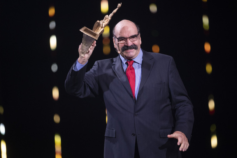 Jean-Pierre Egger avec son trophée. (photo Keystone/Ennio Leanza)