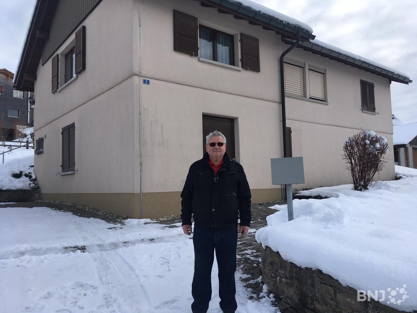 Roger Hofstetter, devant son domicile.