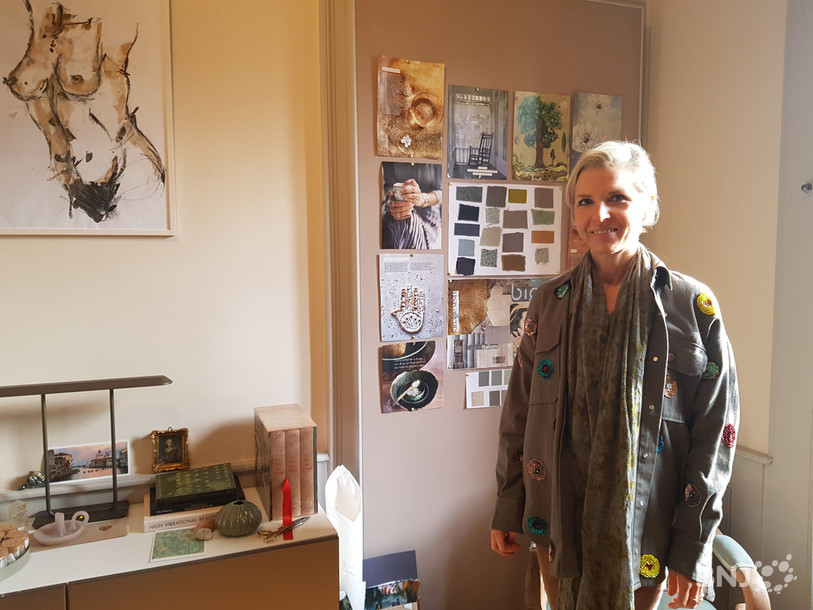 Emmanuelle Grau-Bertin dans son cabinet.