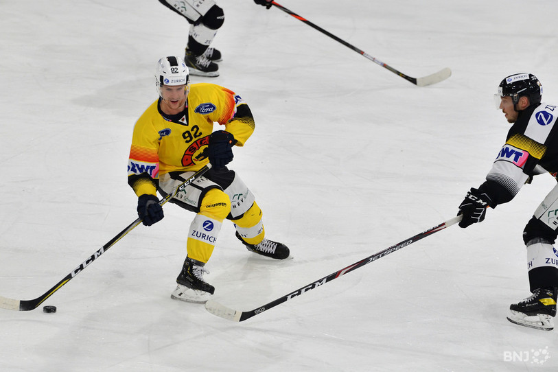Après la coupe de Suisse, ici face à Ajoie ce lundi, Gaëtan Haas devrait encore jouer avec Berne en National League avant de s'envoler pour le Canada. (Photo : Georges Henz)
