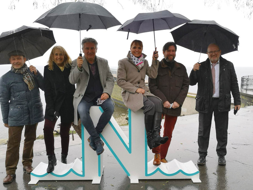 Le Conseil communal de Neuchâtel, démasqué le temps de la photo, aux côtés du nouveau chancelier Daniel Veuve (à droite). Photo: Ville de Neuchâtel