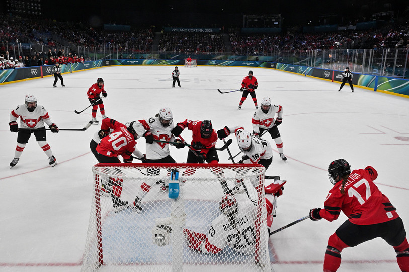 Lors de la demi-finale de hockey sur glace féminin entre le Canada et la Suisse aux Jeux Olympiques, les joueuses s’affrontent avec intensité sur la glace de Milan. (Photo: Alexander Nemenov/Pool Photo via AP)