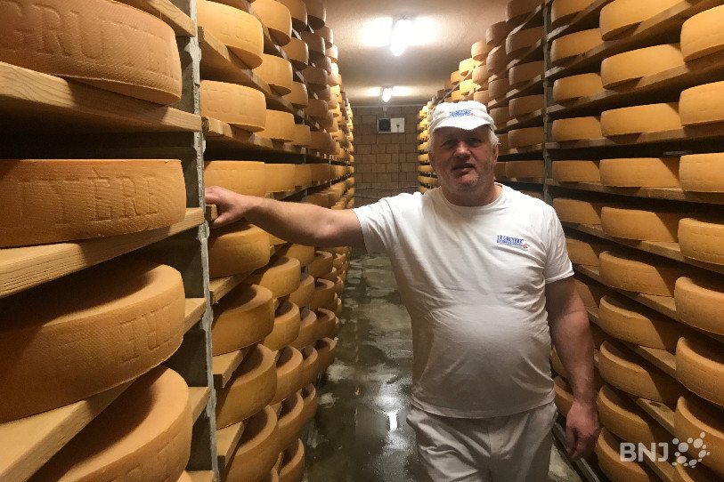Didier Germain au cœur des meules en plein affinage.  