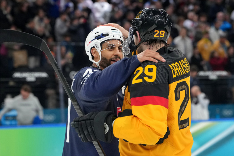 Une accolade entre mythes de la NHL : le Français du HC Ajoie Pierre-Edouard Bellemare et l'Allemand d'Edmonton Leon Draisaitl. (Photo : AP Photo/Carolyn Kaster)