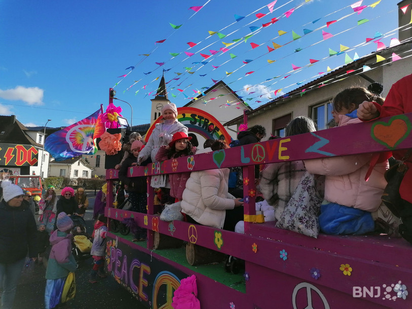 Les enfants ont eu du plaisir à défiler et lancer des confettis depuis les chars.