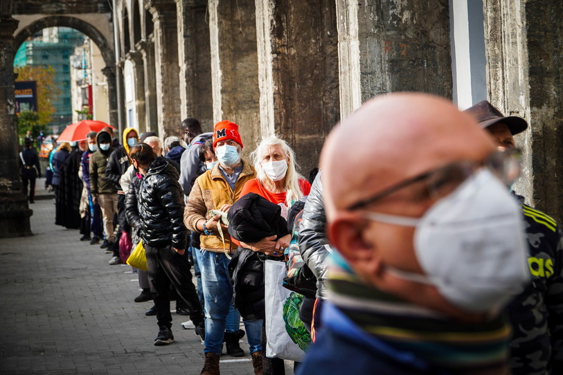 Les files d'attentes pour recevoir de la nourriture risquent encore d'être longues après la crise (ici en Italie). EPA/CESARE ABBATE