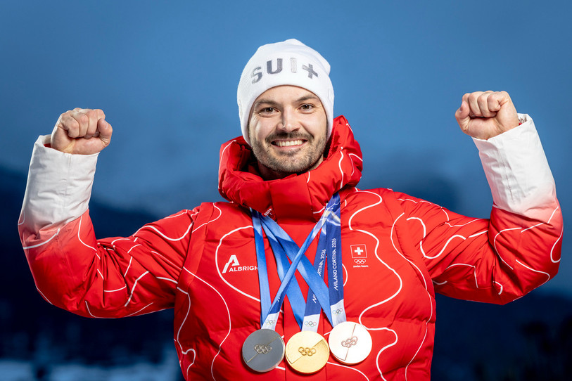 Loïc Meillard immortalise l’instant en posant avec ses trois médailles olympiques après l’intense épreuve de slalom en ski alpin. (Photo: KEYSTONE/Michael Buholzer)