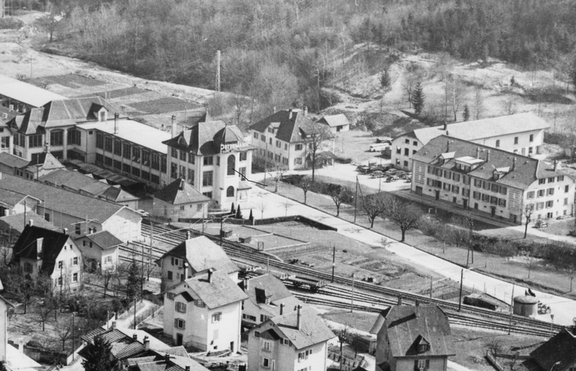 La Rauss a été endiguée en face l’usine Pétermann, de l’autre côté de la route principale. Photo : Mémoires d’Ici, Fonds Jean Chausse.