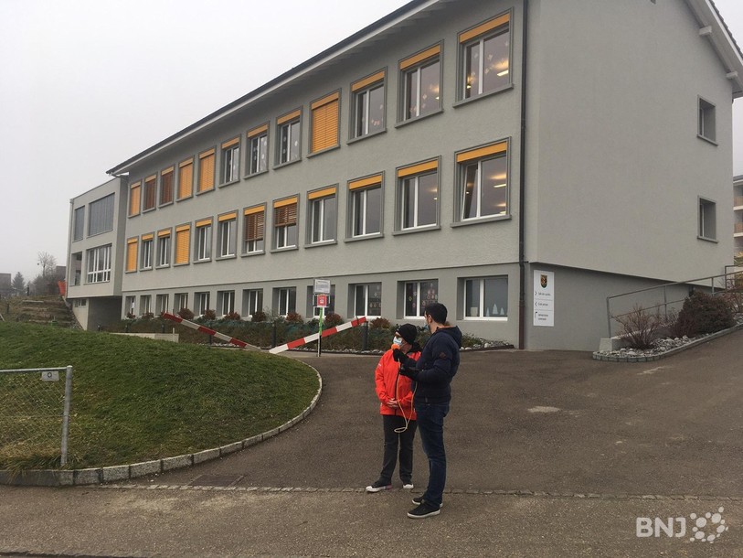 Notre invitée, Catherine Dudenhoeffer, interrogée devant l'école primaire d'Orvin.