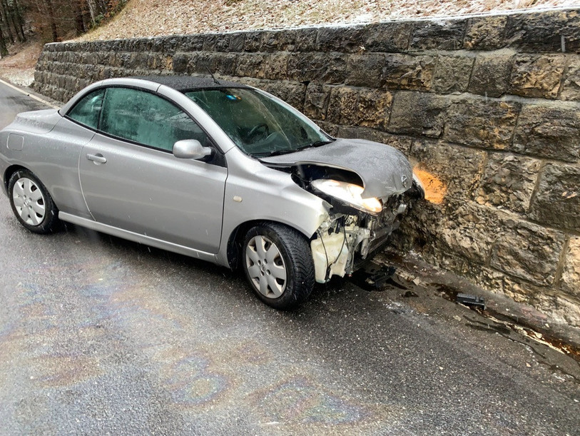 La conductrice a percuté un muret alors qu'elle circulait en direction de Moutier. (Photo : Police cantonale jurassienne)