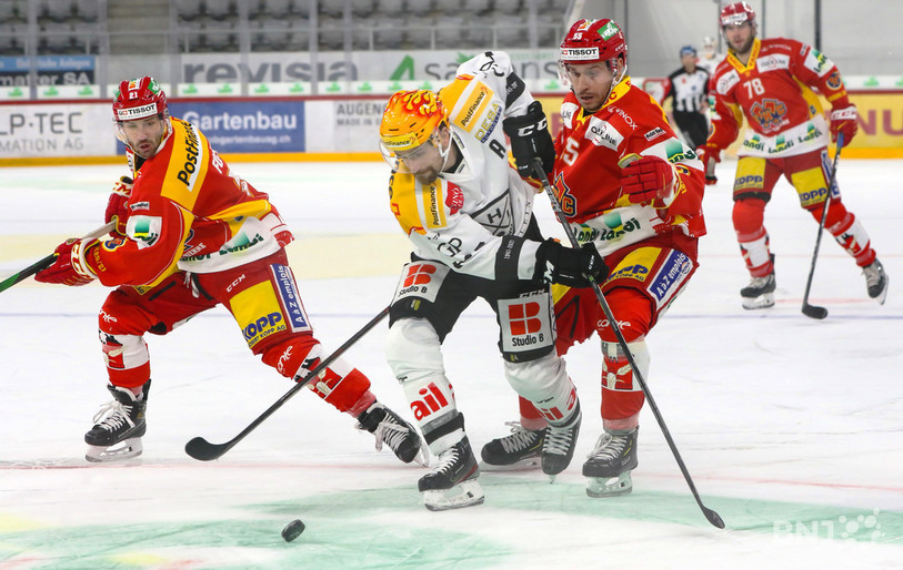 Le Top Scorer luganais Mark Arcobello s'infiltre entre Jason Fuchs (à gauche) et Riccardo Sartori (photo: Mauricette Schnider).