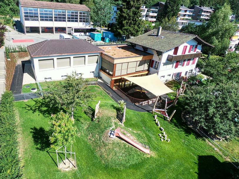 Les enfants étaient auparavant uniquement accueillis dans la villa (à droite). Aujourd'hui, la crèche Ginkjo dispose de trois bâtiments reliés entre eux. (Photo: Municipalité d'Evilard/Macolin)