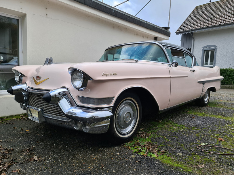 Cette Cadillac Coupé DeVille rose a appartenu à l’actrice Elizabeth Taylor. (Photo : Pol Prizreni/ Instanto.ch)