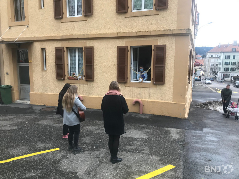 Suzanne Nussbaum a été la première samedi matin à bénéficier des chants de Noël à sa fenêtre.
