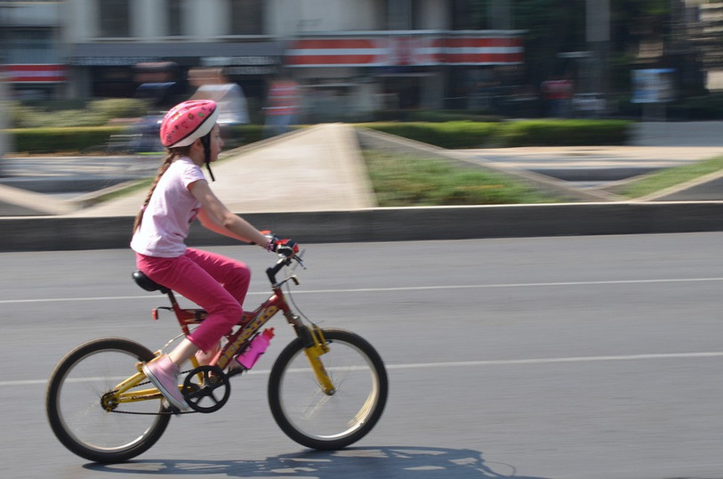 Les enfants jusqu'à 12 ans auront le droit de circuler sur les trottoirs dès le 1er janvier 2021. (Photo: ldd)
