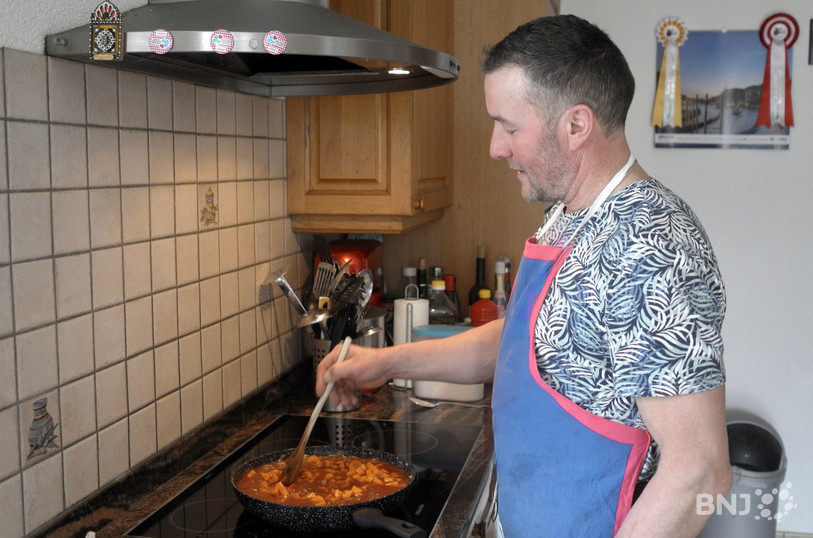 Nicolas Pape très à l’aise dans sa cuisine en préparant une sauce bolognaise, selon une recette de sa maman.