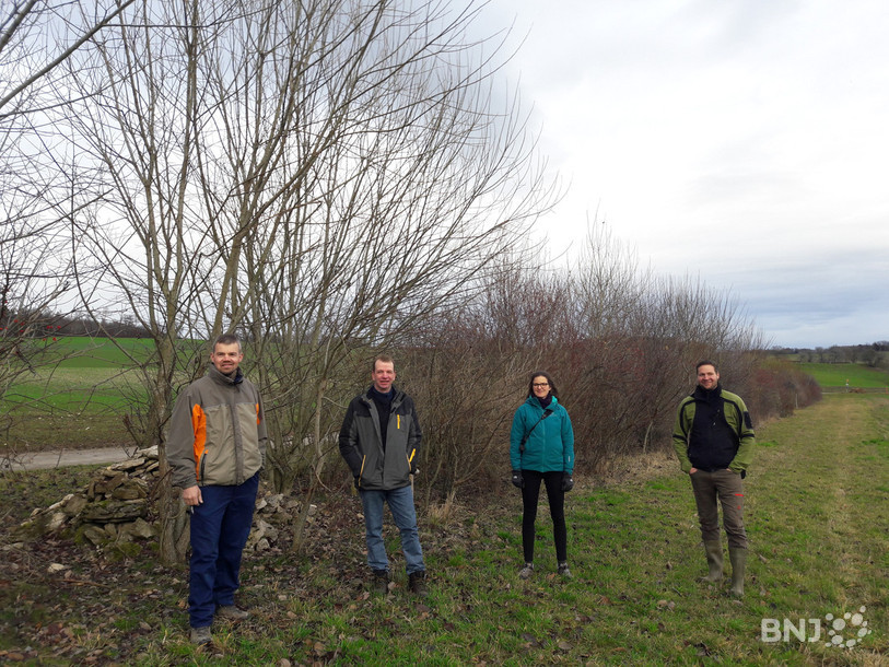 Les principaux acteurs du réseau écologique devant une haie basse : Sylvain Quiquerez, Joël Mouhay, Nadine Apolloni et Michaël de la Harpe