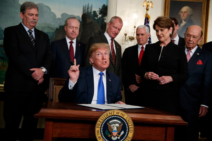 Donald Trump a imposé des surtaxes douanières à de nombreux pays dont la Suisse, taxée à 39% puis à 15%. (Photo : AP Photo/Evan Vucci, File.)