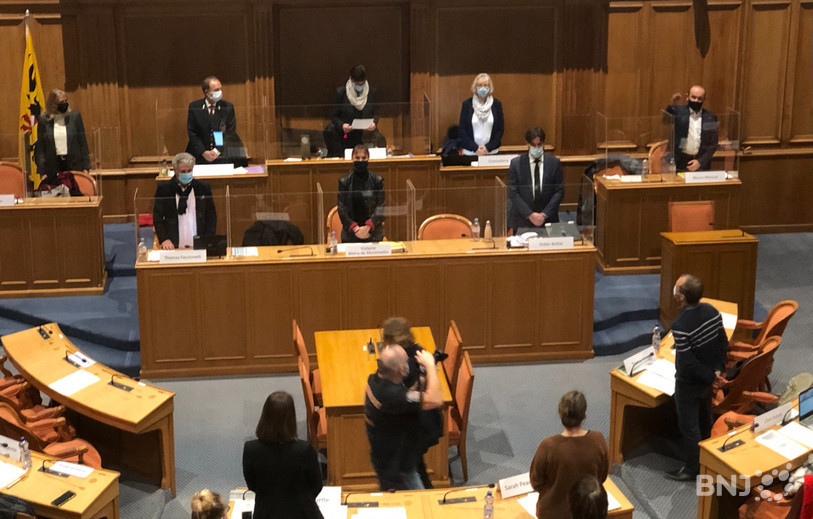 Avant les débats, les conseillers communaux ont prêté serment. (De gauche à droite: Nicole Baur, Thomas Facchinetti, Violaine Blétry-de-Montmollin, Didier Boillat, Mauro Moruzzi)
