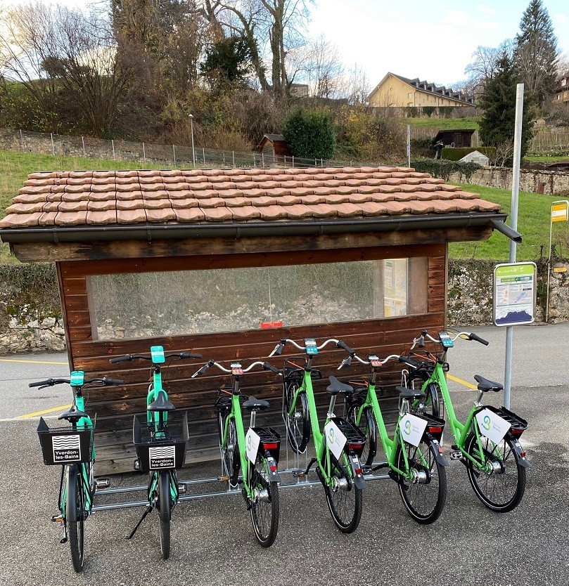 La gare de Vaumarcus est désormais équipée d'une station de vélo en libre service. Photo : Neuchâtelroule