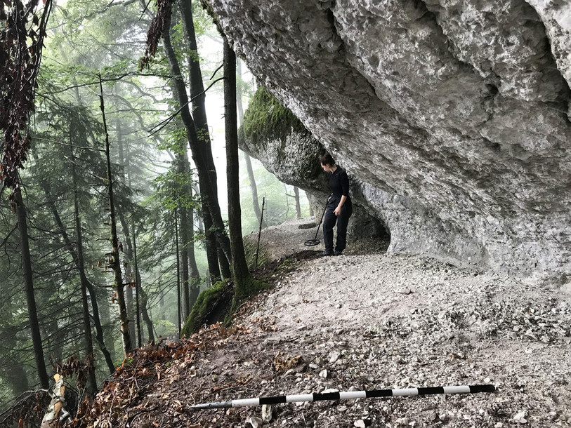 Le Laténium a mené des recherches au Val-de-Travers durant le mois d'août. Les découvertes recensées ont permis la mise en place d'une exposition. Photo : Laténium