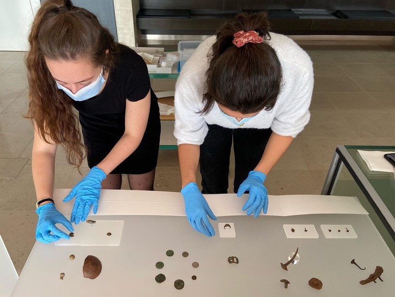 Le Laténium a mené des recherches au Val-de-Travers durant le mois d'août. Les découvertes recensées ont permis la mise en place d'une exposition. Photo : Laténium