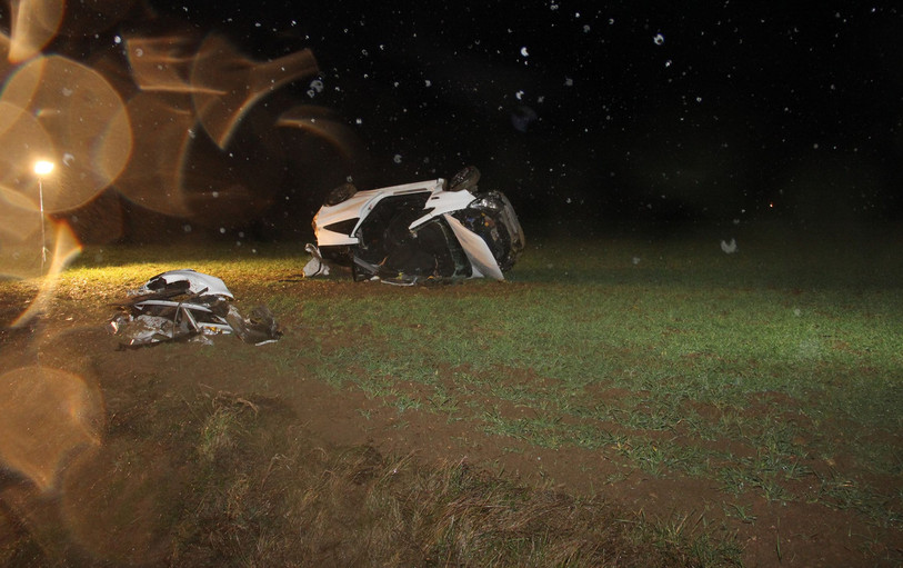 La voiture a fait plusieurs tonneaux avant de s'immobiliser sur le flanc. (Photo: police cantonale jurassienne)