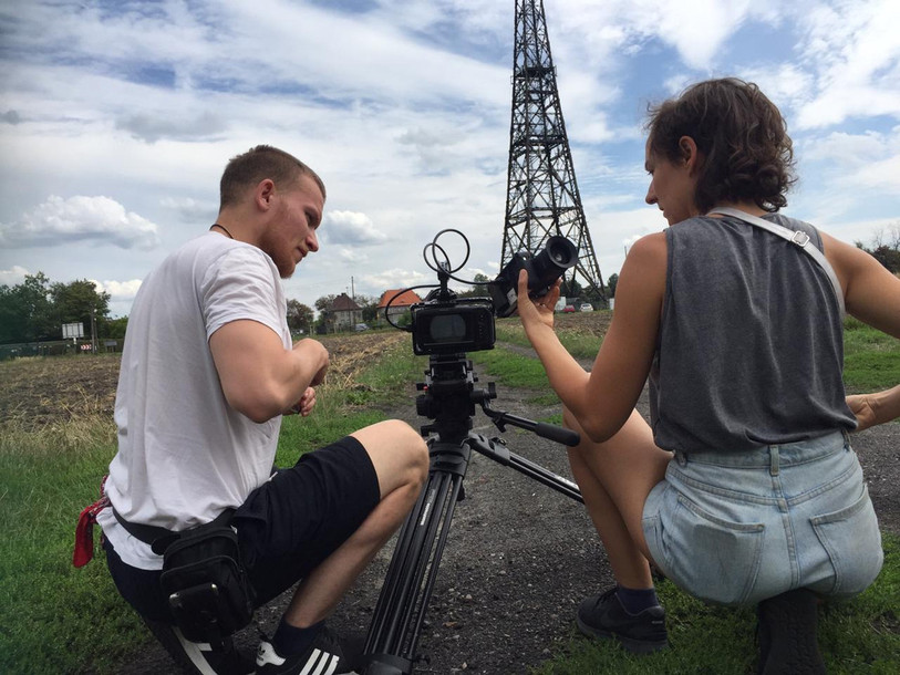 Emilie Girardin (ici à droite) en tournage pour son premier film, en Pologne.