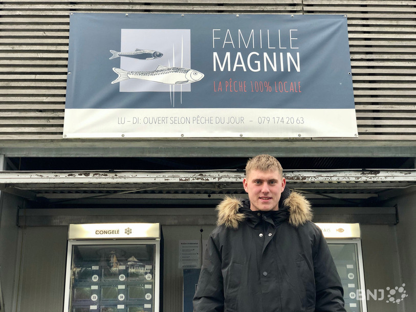 Nathan Magnin devant ses automates, produits congelés à gauche et produits frais à droite.