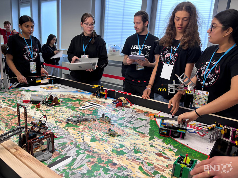 Sur une table, le robot doit réaliser différentes missions, sous l'oeil de ses concepteurs, l'équipe Spéléobots.