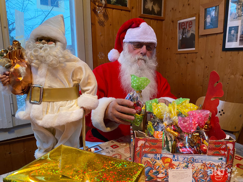 Walter Kühni est connu sous le nom de Père Noël de Cortébert. Il a su trouver les moyens de gâter les enfants malgré la situation sanitaire.