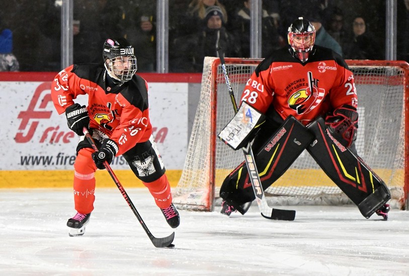 Le HCFM du défenseur Even Helfer et du gardien Hugo Cerviño a mal commencé les play-off. (Photo: Georges Henz)