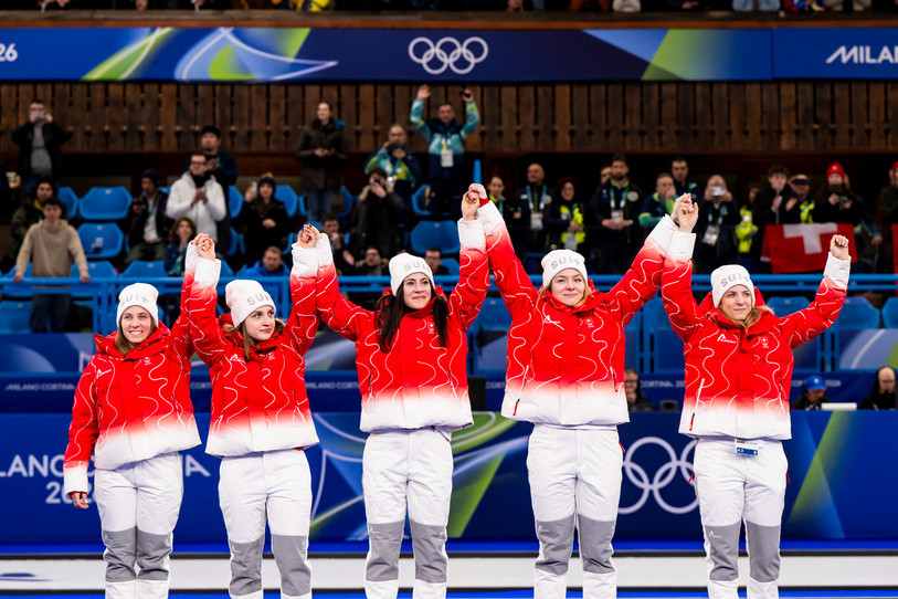 Les Suissesses ont décroché la médaille d'argent au Curling. De gauche à droite : Stefanie Berset (substitute), Selina Witschonke, Carole Howald, Alina Paetz and Silvana Tirinzoni. (KEYSTONE/Jean-Christophe Bott)..
