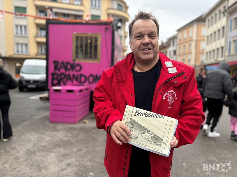 Porte-parole non officiel du Barbouillon, Sylvain Hostettler pose avec le journal satyrique devant Radio Brandons.