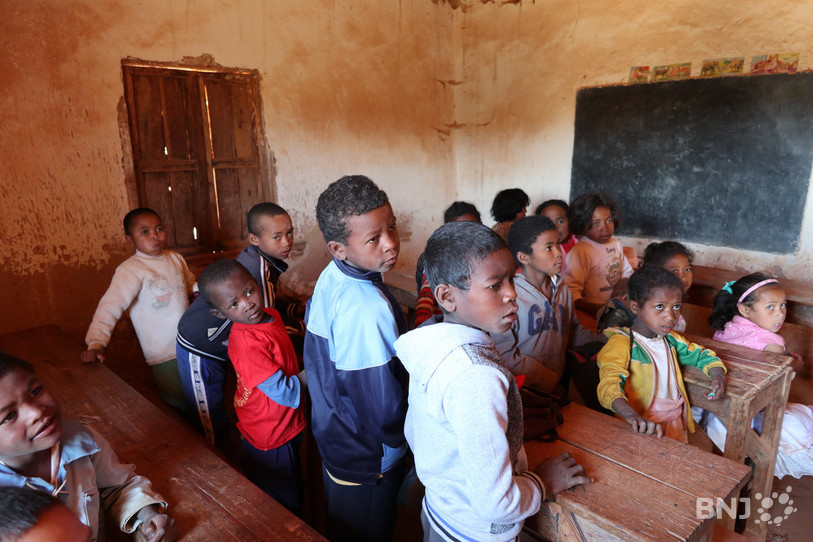 Grâce à l’engagement de PSMADA, toujours plus d’enfants peuvent fréquenter l’école St-Pierre Claver à Anjana.