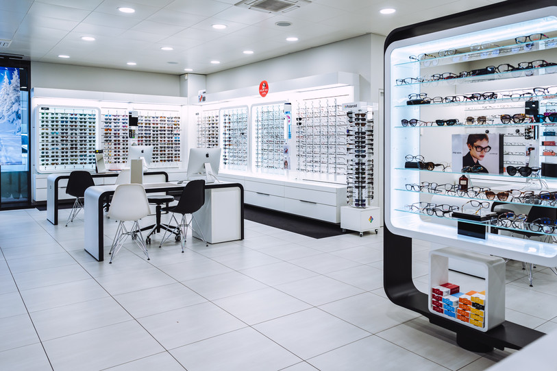 Vue intérieure du magasin avec les tables de consultation client