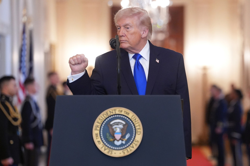 Le président américain a fait passer sa taxe douanière de 10 à 15% en l’espace d’un week-end. (Photo : AP Photo/Evan Vucci.)