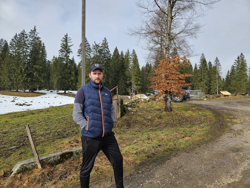 La frontière française se trouve à une centaine de mètres derrière la ferme de Christian Bugnon.