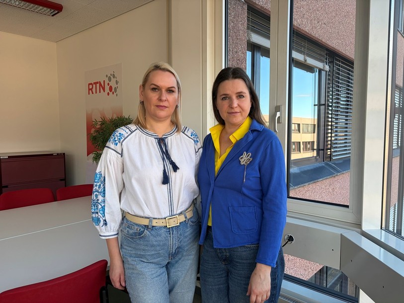 À gauche, Ganna Zagorna, membre de l'association des ukrainiens du canton de Neuchâtel et à droite, Tetiana Chornoochenko, la présidente de l’association.