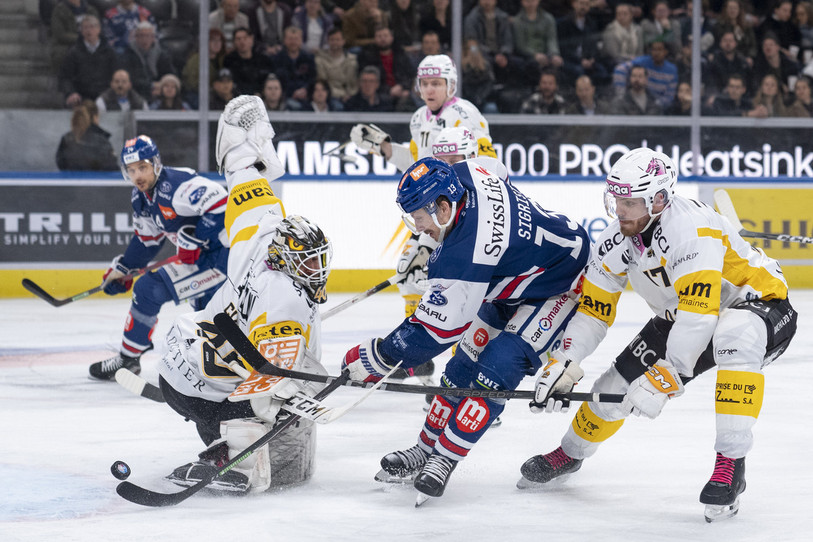 Justin Siegrist inscrit le 1-0 pour Zurich contre Ajoie. (Photo : Keyston / Claudio Thoma)