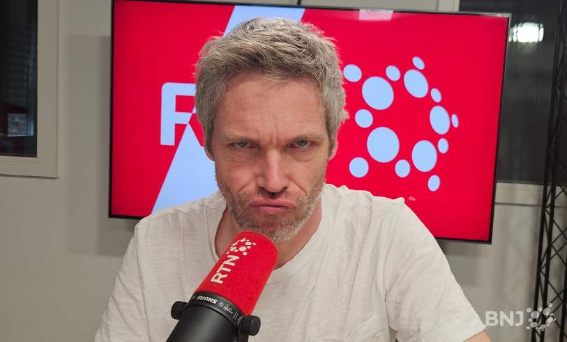 Eric Constantin, donnant tout de sa personne pour paraître fâché sur une photo.