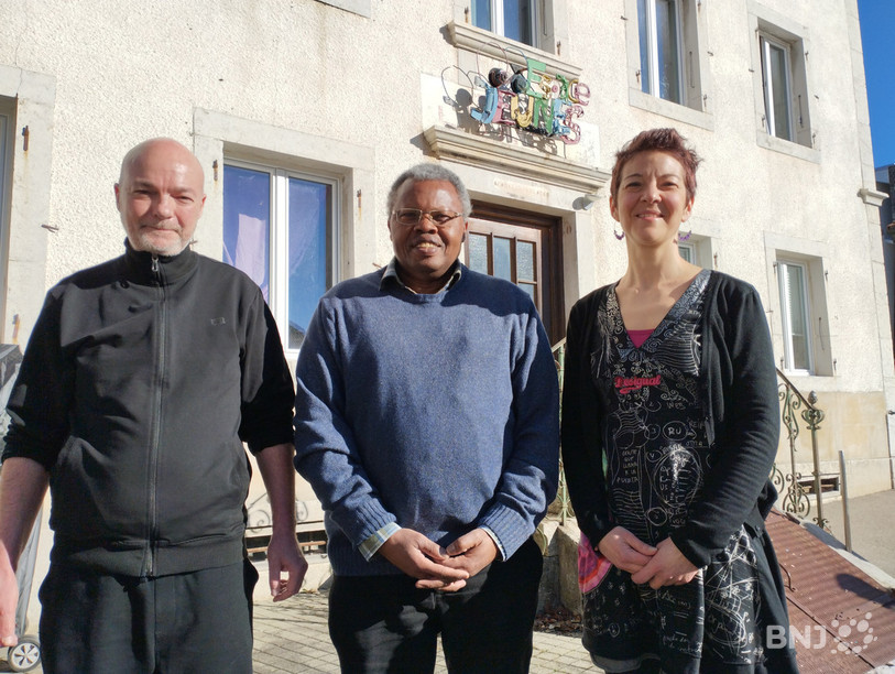 Les animateurs et coordinateurs Yves Voirol et Laurence Surdez ainsi que le président de l'association Athanase Kanimba (au centre) ont présenté le projet ce mercredi matin au Noirmont.