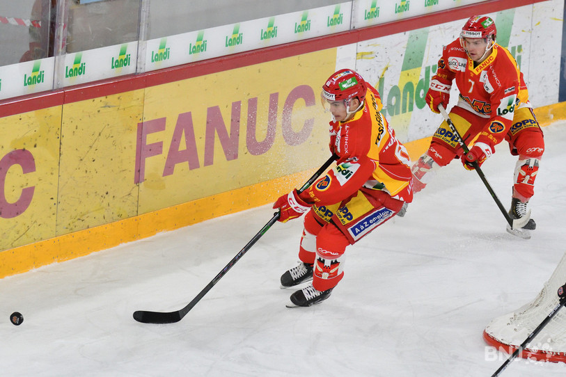 Les efforts de Valentin Nussbaumer et de Ramon Tanner n'ont pas suffi à faire le bonheur du HC Bienne. (Photo : Georges Henz)