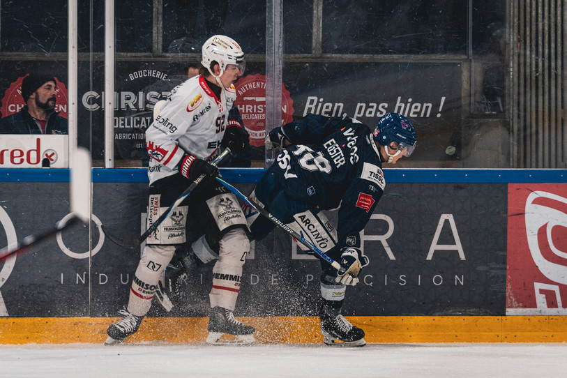 Santiago Näf (à gauche) avec le maillot du HC Coire, au duel avec David Eugster du HC La Chaux-de-Fonds lors de l'acte I des quarts de finale des play-off (Photo archives : Albin Tissier).
