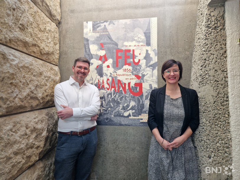 Matthieu Lavoyer-Boulianne, historien et co-commissaire de l’exposition et Camille Jéquier, directrice et conservatrice du Château et musée de Valangin, avec l'affiche de l'exposition.