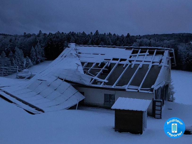 Le vent a arraché la toiture d'une maison à St-Brais (photo : auditeur reporter).