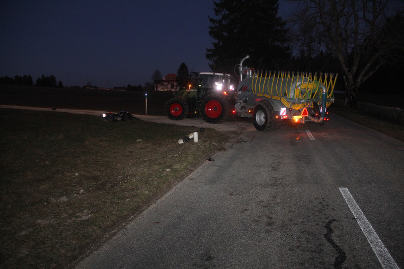 Le motard a percuté la remorque. (Photo : Police cantonale jurassienne).