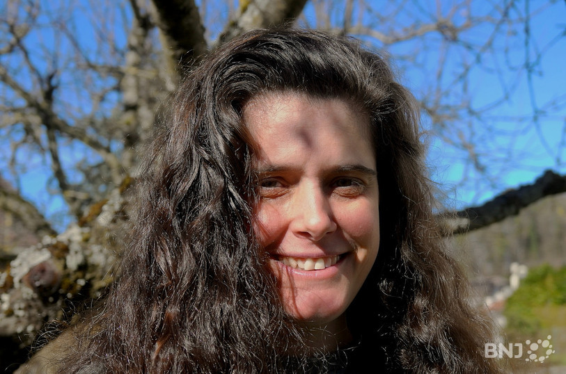 La comédienne Koso Morina sous un soleil printanier en Ajoie.