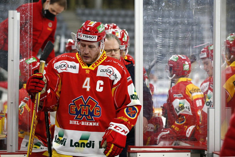 Le HC Bienne du capitaine Kevin Fey reste à l'arrêt (photo : KEYSTONE/Peter Klaunzer).