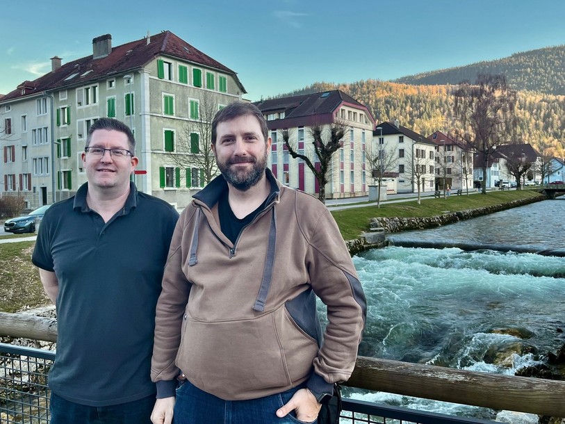 Loïc Vaucher, nouveau président, et Toni Calame, président sortant de la Société des pêcheurs de la Haute-Areuse, au bord du Buttes.